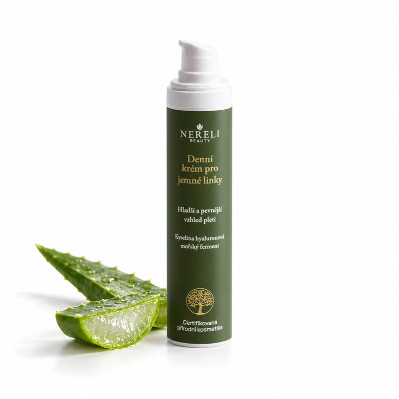 Denní krém proti vráskám, 50 ml – kompozice s aloe vera na bílém pozadí