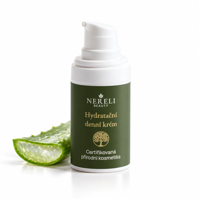 Denní krém s kyselinou hyaluronovou, 15 ml – kompozice s aloe vera na bílém pozadí