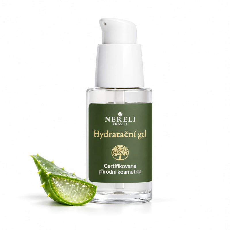 Hydratační gel s kyselinou hyaluronovou, 30 ml – kompozice s aloe vera na bílém pozadí