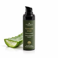 Hydratační sérum s kyselinou hyaluronovou a bisabololem, 30 ml – kompozice s aloe vera na bílém pozadí