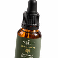Olej na vousy s CBD, 20 ml – detail obalu a etikety na bílém pozadí