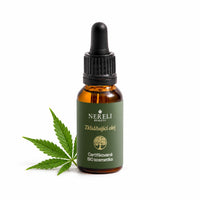 Pleťový olej s CBD, 20 ml – kompozice s konopným listem na bílém pozadí