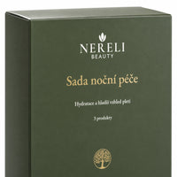 Sada noční péče pro hladší vzhled pleti NERELI, 3 produkty – detail obalu a etikety na bílém pozadí